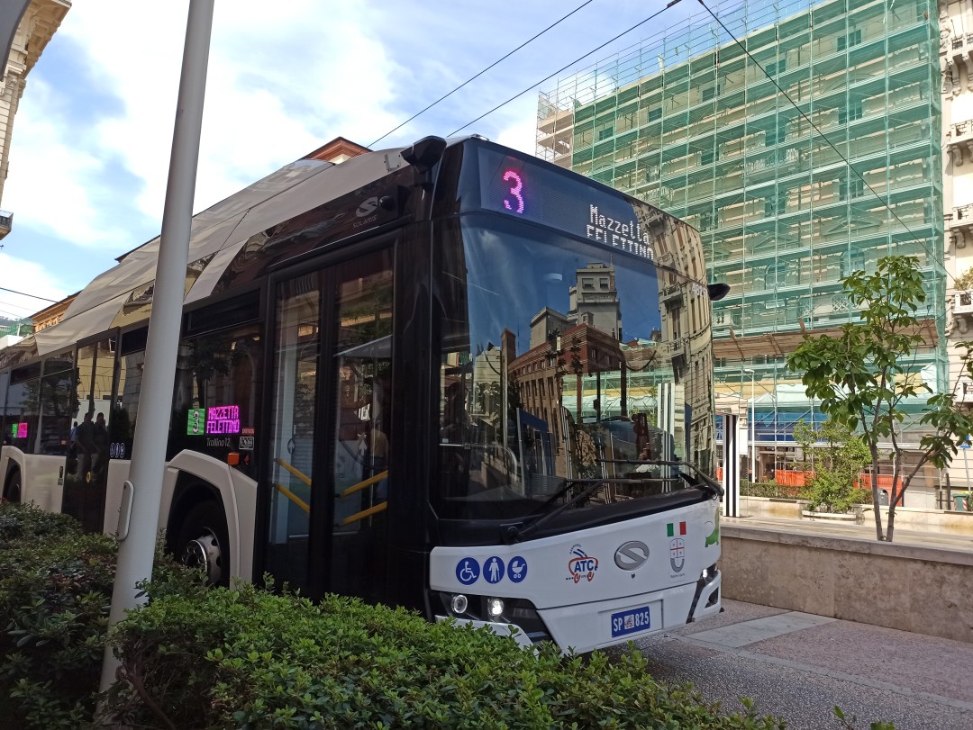 Obus Nr. 825 vom polnischen Typ Solaris Trollino 12 auf der Piazza Guiseppe Verdi